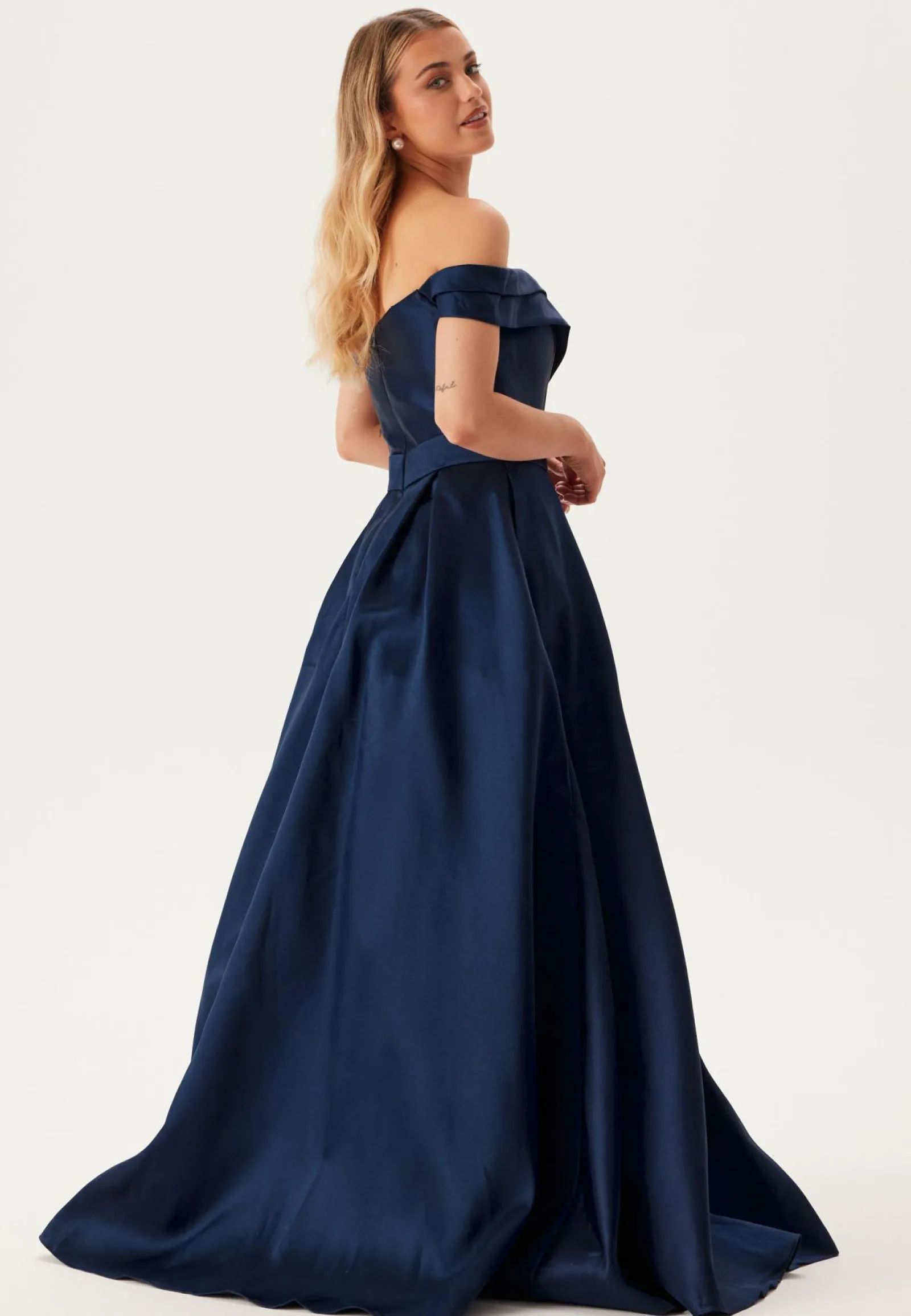 Christian Koehlert Vanhojentanssimekot|Juhlapuvut*Mikado Evening Dress With Carmen Sleeves