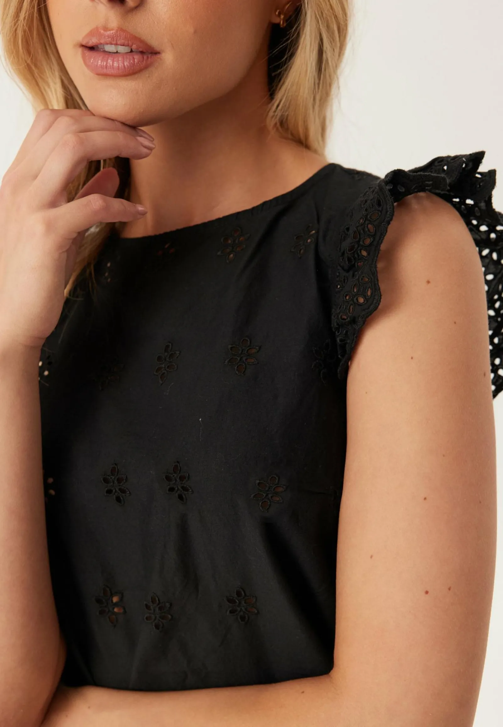 ONLY Pitsitopit*Onllou Life Emb S/S Open Back Top