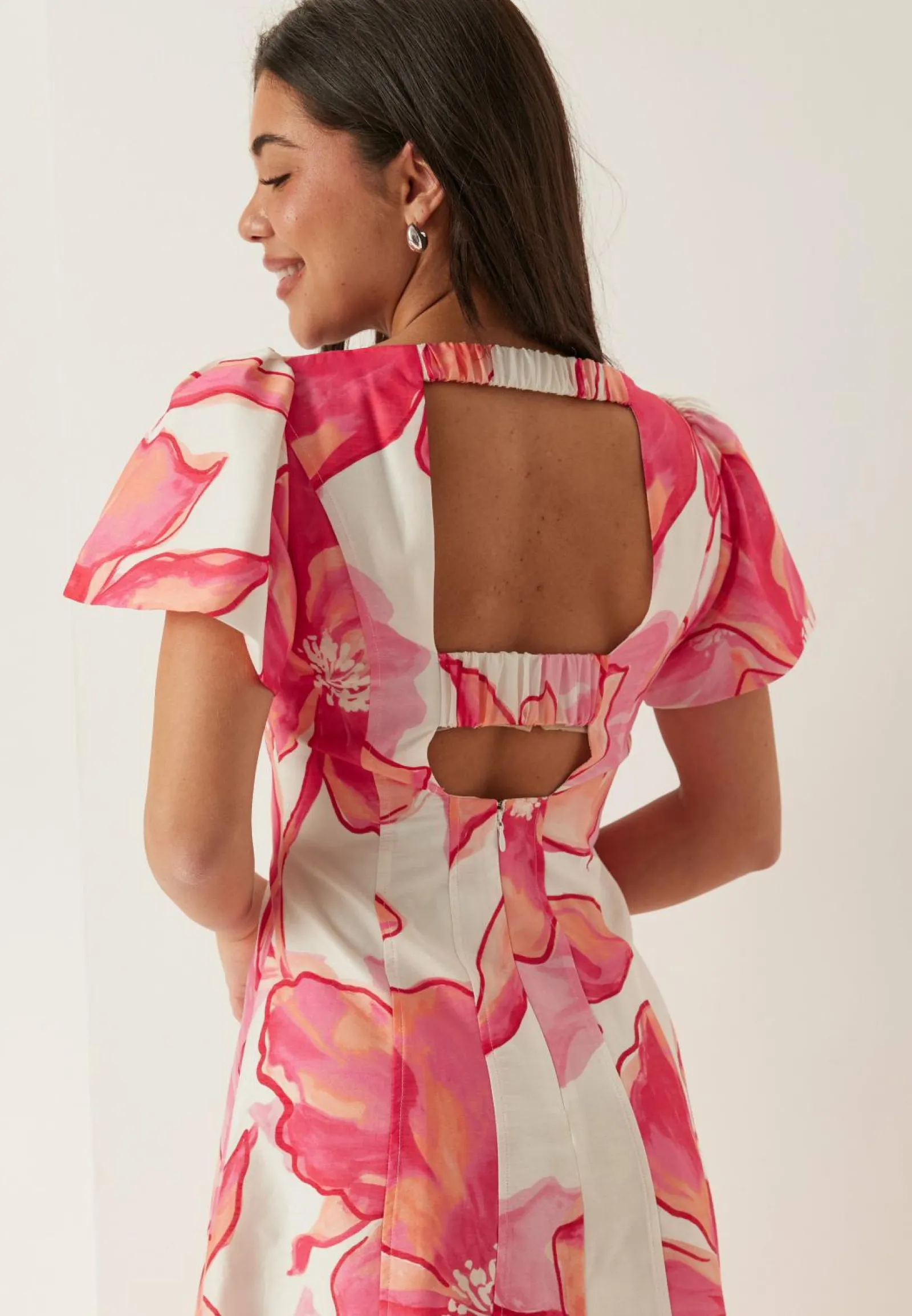 FOREVER NEW Juhlamekot|Kukkakuosiset Ja Kuviolliset Mekot*Wilda Flutter Sleeve Dress